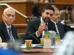 Mamdani procura equilibrar seus livros com. . . Blarney Mamdani procura equilibrar seus livros com. . . Blarney