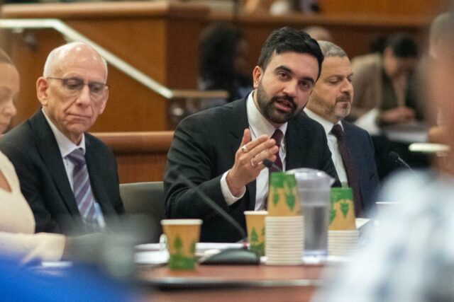 Mamdani procura equilibrar seus livros com. . . Blarney
