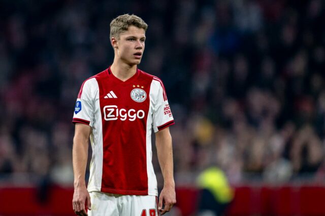 Man Utd procura Sean Steur, do Ajax, enquanto a busca por talentos holandeses se intensifica
