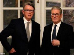 Mandelson DEIXA os Lordes depois que Starmer ameaça mudar a lei para forçá-lo a sair – e o Gabinete chama a polícia por causa do vazamento de segredos para Epstein Keir Starmer está lutando para conter a tempestade sobre Lord Mandelson hoje, ao prometer 'apoio' a uma investigação policial sobre supostos vazamentos de segredos do governo