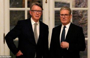 Mandelson DEIXA os Lordes depois que Starmer ameaça mudar a lei para forçá-lo a sair – e o Gabinete chama a polícia por causa do vazamento de segredos para Epstein Keir Starmer está lutando para conter a tempestade sobre Lord Mandelson hoje, ao prometer 'apoio' a uma investigação policial sobre supostos vazamentos de segredos do governo