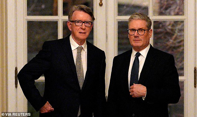 Mandelson DEIXA os Lordes depois que Starmer ameaça mudar a Keir Starmer está lutando para conter a tempestade sobre Lord Mandelson hoje, ao prometer 'apoio' a uma investigação policial sobre supostos vazamentos de segredos do governo