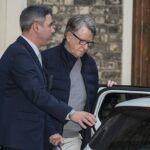 O desgraçado ex-ministro Peter Mandelson foi levado por detetives da Equipe de Investigações Especiais da Polícia Metropolitana ontem à tarde