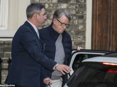 Mandelson sendo questionado noite adentro pela elite ‘Celeb Squad’ da Scotland Yard: Perguntas sobre o que levou à prisão ‘incomum’ às 16h30 na casa de £ 7 milhões de Lord em desgraça, 17 dias depois que suas propriedades foram revistadas por links para Epstein O desgraçado ex-ministro Peter Mandelson foi levado por detetives da Equipe de Investigações Especiais da Polícia Metropolitana ontem à tarde