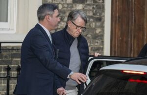 Mandelson sendo questionado noite adentro pela elite ‘Celeb Squad’ da Scotland Yard: Perguntas sobre o que levou à prisão ‘incomum’ às 16h30 na casa de £ 7 milhões de Lord em desgraça, 17 dias depois que suas propriedades foram revistadas por links para Epstein O desgraçado ex-ministro Peter Mandelson foi levado por detetives da Equipe de Investigações Especiais da Polícia Metropolitana ontem à tarde