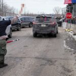 Manifestantes anti-ICE atacam seu próprio apoiador com brinquedos sexuais durante comício em Minneapolis