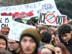 Manifestantes anti-ICE se manifestam em Milão antes dos Jogos Olímpicos de Inverno Manifestantes anti-ICE se manifestam em Milão antes dos Jogos Olímpicos de Inverno