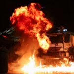 Manifestantes disparam fogos de artifício contra o gabinete do primeiro-ministro da Albânia