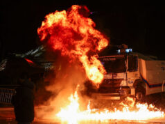 Manifestantes disparam fogos de artifício contra o gabinete do primeiro-ministro da Albânia Manifestantes disparam fogos de artifício contra o gabinete do primeiro-ministro da Albânia
