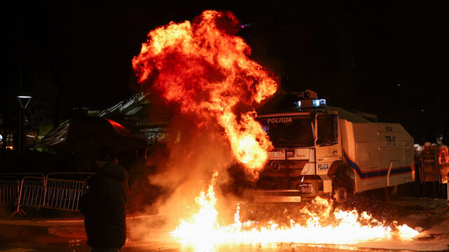 Manifestantes disparam fogos de artifício contra o gabinete do primeiro-ministro Manifestantes disparam fogos de artifício contra o gabinete do primeiro-ministro da Albânia