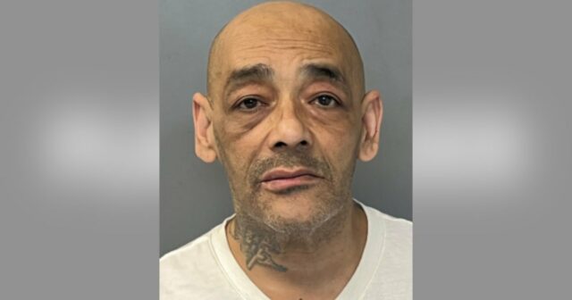 Ex-namorado-supostamente-perseguiu-mulher e atirou nela até a morte em seu carro