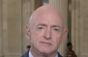 Mark Kelly: Trump ‘tentando quebrar’ o sistema de justiça dos EUA Mark Kelly: Trump 'tentando quebrar' o sistema de justiça dos EUA