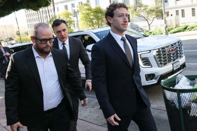 Mark Zuckerberg chega ao tribunal de Los Angeles para julgamento CEO e presidente da Meta, Mark Zuckerberg, saindo do Tribunal Superior de Los Angeles.