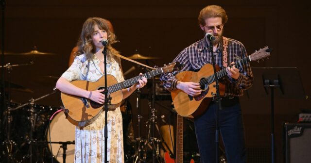 A nova música de Maya Hawke, ‘Driver’, sugere a separação dos pais Ethan Hawke e Uma Thurman