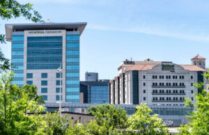 Médico de Houston indiciado por acusações de falsificar registros para bloquear transplantes de fígado de pacientes Yahoo news home