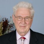 Médico se sente ‘privilegiado’ por passar cinco décadas servindo no país