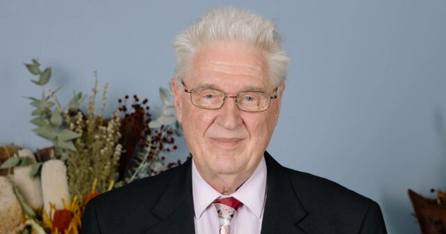 Médico se sente ‘privilegiado’ por passar cinco décadas servindo no país
