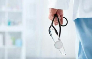 Médicos de Mumbai ajudam idosa a andar novamente 48 horas após a cirurgia Médicos de Mumbai ajudam idosa a andar novamente 48 horas após a cirurgia