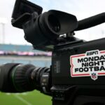Um logotipo da ESPN Monday Night Football é exibido em uma câmera de transmissão em um jogo da NFL.