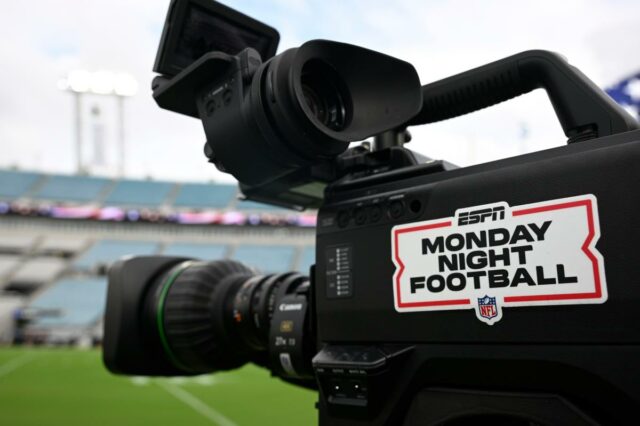 Um logotipo da ESPN Monday Night Football é exibido em uma câmera de transmissão em um jogo da NFL.