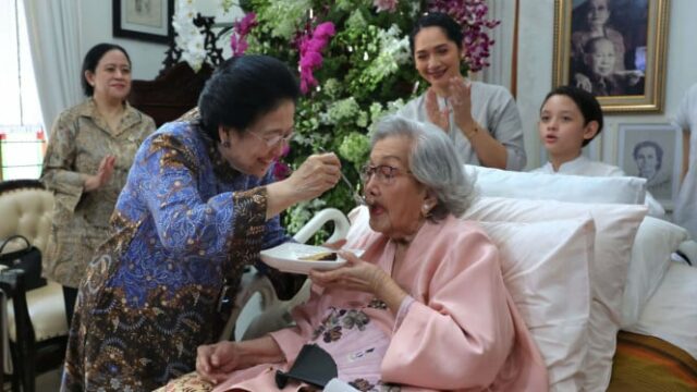 Megawati expressa condolências: tia Meri desempenhou um papel importante no Megawati expressa condolências: tia Meri desempenhou um papel importante no apoio a Pak Hoegeng para se tornar chefe da polícia nacional, amado pelo povo