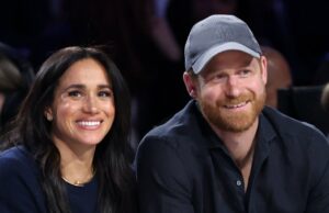 Meghan Markle e Príncipe Harry Pack na quadra do PDA no jogo da NBA GettyImages-2261849025-Markle.jpg