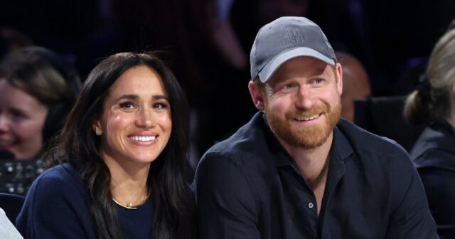 Meghan Markle e Príncipe Harry Pack na quadra do PDA GettyImages-2261849025-Markle.jpg