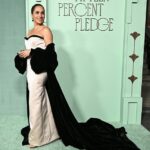 Meghan Markle seguiu carreira solo, vestindo um vestido rosa sem alças com uma enorme cauda de veludo preto na festa anual de arrecadação de fundos Fifteen Percent Pledge na noite passada.