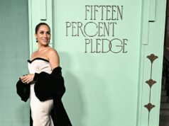 Meghan vai sozinha e veste um vestido com cauda enorme na Gala Anual de Arrecadação de Fundos do Fifteen Percent Pledge em homenagem à mãe de Beyoncé Meghan Markle seguiu carreira solo, vestindo um vestido rosa sem alças com uma enorme cauda de veludo preto na festa anual de arrecadação de fundos Fifteen Percent Pledge na noite passada.