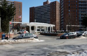 Menino de 1 ano morto por motorista de BMW na frente dos pais no estacionamento de Nova York: policiais cena do crime