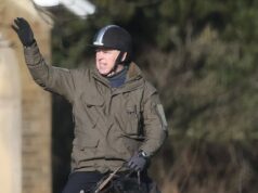 Mesmo até o fim, o teimoso Andrew simplesmente não entendeu. O que realmente aconteceu nos bastidores foi uma aula magistral sobre como não representar um escândalo público Andrew Mountbatten-Windsor acena para o público ao ser visto andando a cavalo em Windsor na manhã de sábado