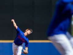 Mets experimentam pela primeira vez a vida do ABS enquanto Carlos Mendoza pede estratégia ‘agressiva’ O arremessador do New York Mets, Jonah Tong, joga uma bola de beisebol durante o treinamento de primavera.