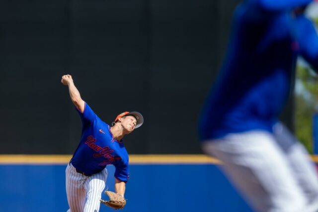 O arremessador do New York Mets, Jonah Tong, joga uma bola de beisebol durante o treinamento de primavera.