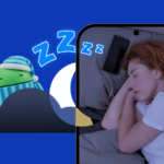 Mascote Android segurando um cronômetro ao lado de uma mulher dormindo, aparecendo na tela de um smartphone.