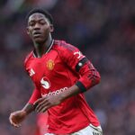 Michael Carrick emite aviso a Kobbie Mainoo após masterclass na vitória do Tottenham, 'é fácil…'