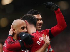 Michael Carrick ficará preocupado quando a estrela do Man Utd for vista mancando após a vitória por 2 a 0 sobre o Tottenham Matheus Cunha e Diogo Dalot comemoram gol com Bryan Mbeumo