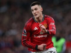 Michael Carrick tem uma grande decisão a tomar com Man Utd XI x Tottenham, Benjamin Sesko batendo na porta Carrick