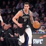 O atacante do Brooklyn Nets, Michael Porter Jr., dribla pela quadra enquanto o guarda do New York Knicks, Jalen Brunson, o persegue.