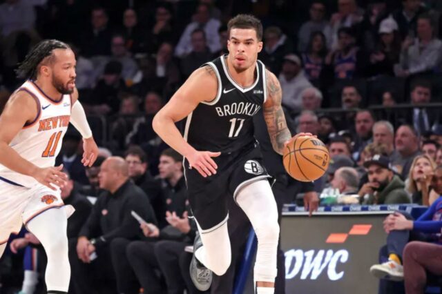 O atacante do Brooklyn Nets, Michael Porter Jr., dribla pela quadra enquanto o guarda do New York Knicks, Jalen Brunson, o persegue.