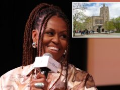 Michelle Obama diz que ação afirmativa não é diferente de admissões de estudantes atletas Michelle Obama sorri enquanto fala ao microfone.