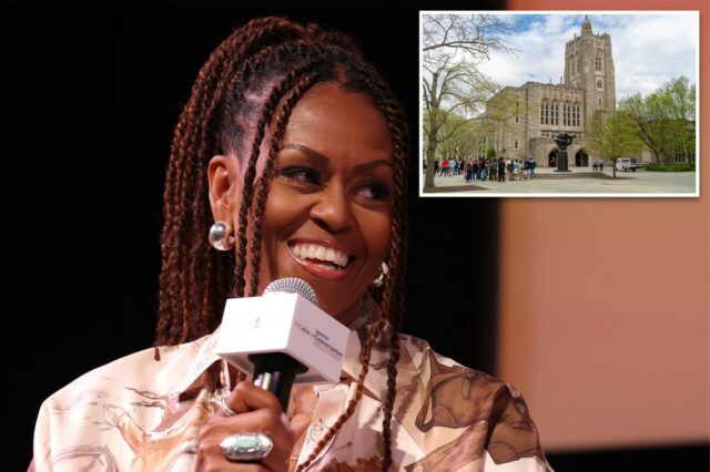 Michelle Obama sorri enquanto fala ao microfone.