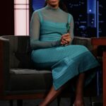 Michelle Obama revelou que recentemente fez 10 piercings nas orelhas de uma só vez no último episódio de seu podcast IMO; visto em 2025