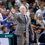 Mick Cronin foi flagrado pela câmera supostamente expulsando o próprio jogador em derrota