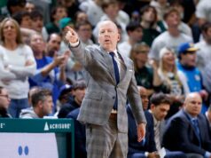 Mick Cronin foi flagrado pela câmera supostamente expulsando o próprio jogador em derrota Mick Cronin foi flagrado pela câmera supostamente expulsando o próprio jogador em derrota