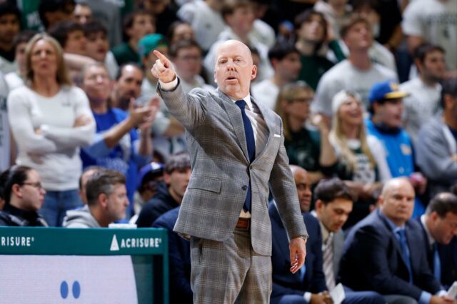 Mick Cronin foi flagrado pela câmera supostamente expulsando o próprio Mick Cronin foi flagrado pela câmera supostamente expulsando o próprio jogador em derrota