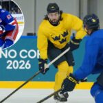 O pivô do New York Rangers, Mika Zibanejad (93), patina no gelo.