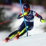 Mikaela Shiffrin, da equipe dos Estados Unidos, reage após ganhar o ouro na corrida de slalom feminino nos Jogos Olímpicos de Inverno de 2026.