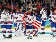 Mike Tirico elogiado pelo que fez após a conquista da medalha de ouro dos EUA sobre o Canadá Mike Tirico received praise for what he said after USA's gold medal win.