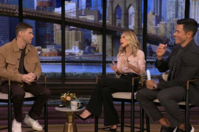 Mikey Day sugere que Kelly Ripa e Mark Consuelos apresentem 'SNL' “In Tandem”: “Quão ótimo seria isso?”
