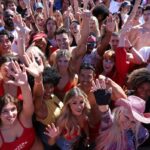 Milhares de aspirantes a trajes de banho vermelhos comparecem à chamada de elenco de 'Baywatch'